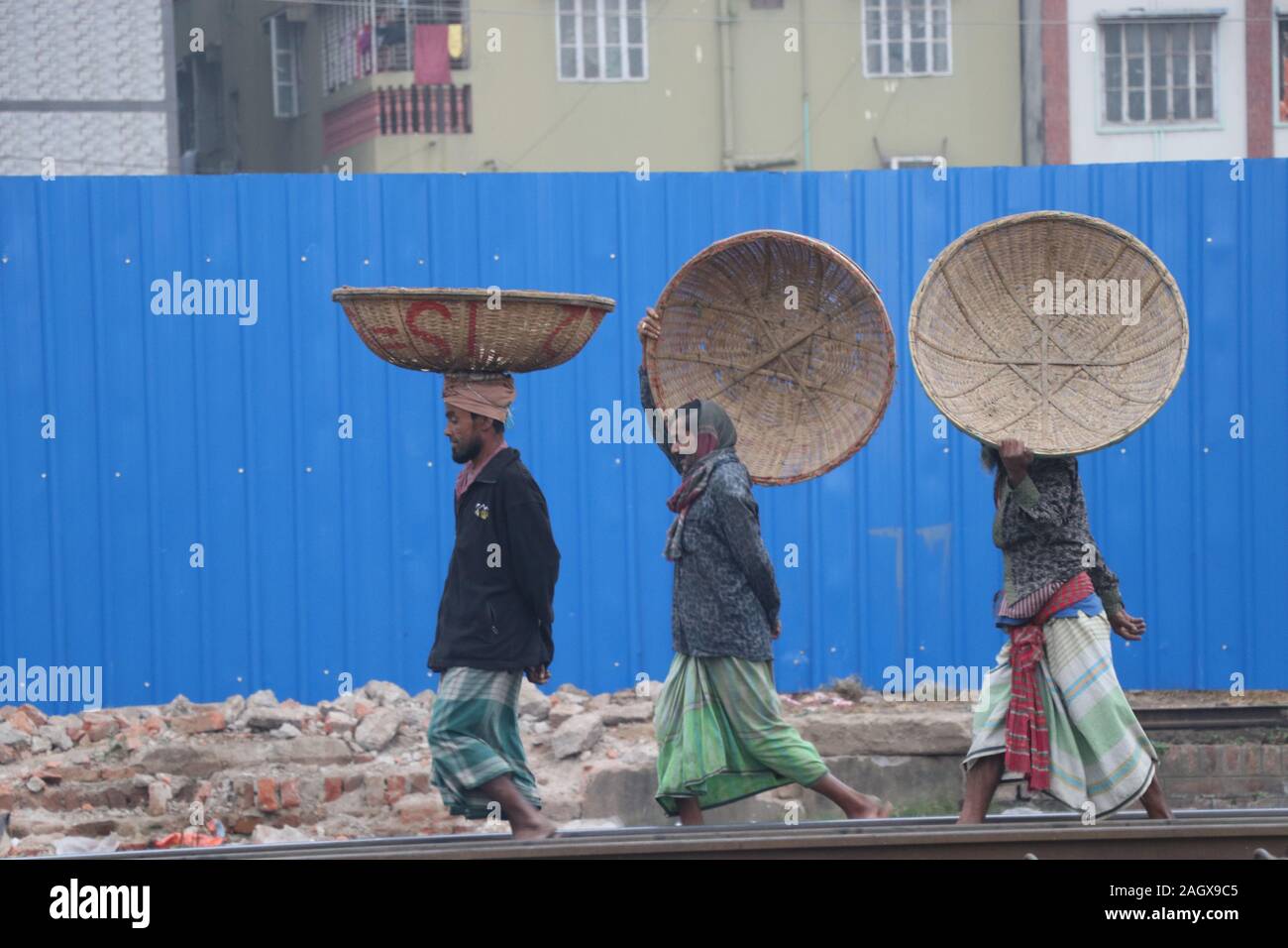 Labours Daily Life 21de2019 Dhaka Bangladesch. Die Arbeit sucht Arbeit. Das Foto wurde vom tejgoanischen Bahnhof gemacht. Nazmul Islam/Alaamay Live News. Stockfoto