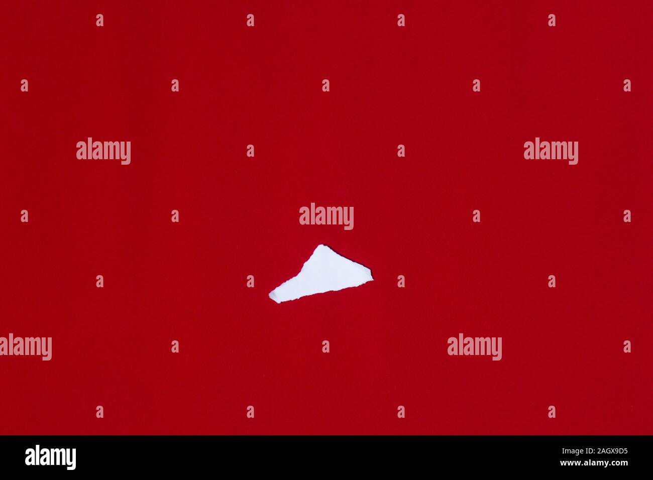 Ein kleines Stück Papier, auf einem roten Hintergrund Stockfoto