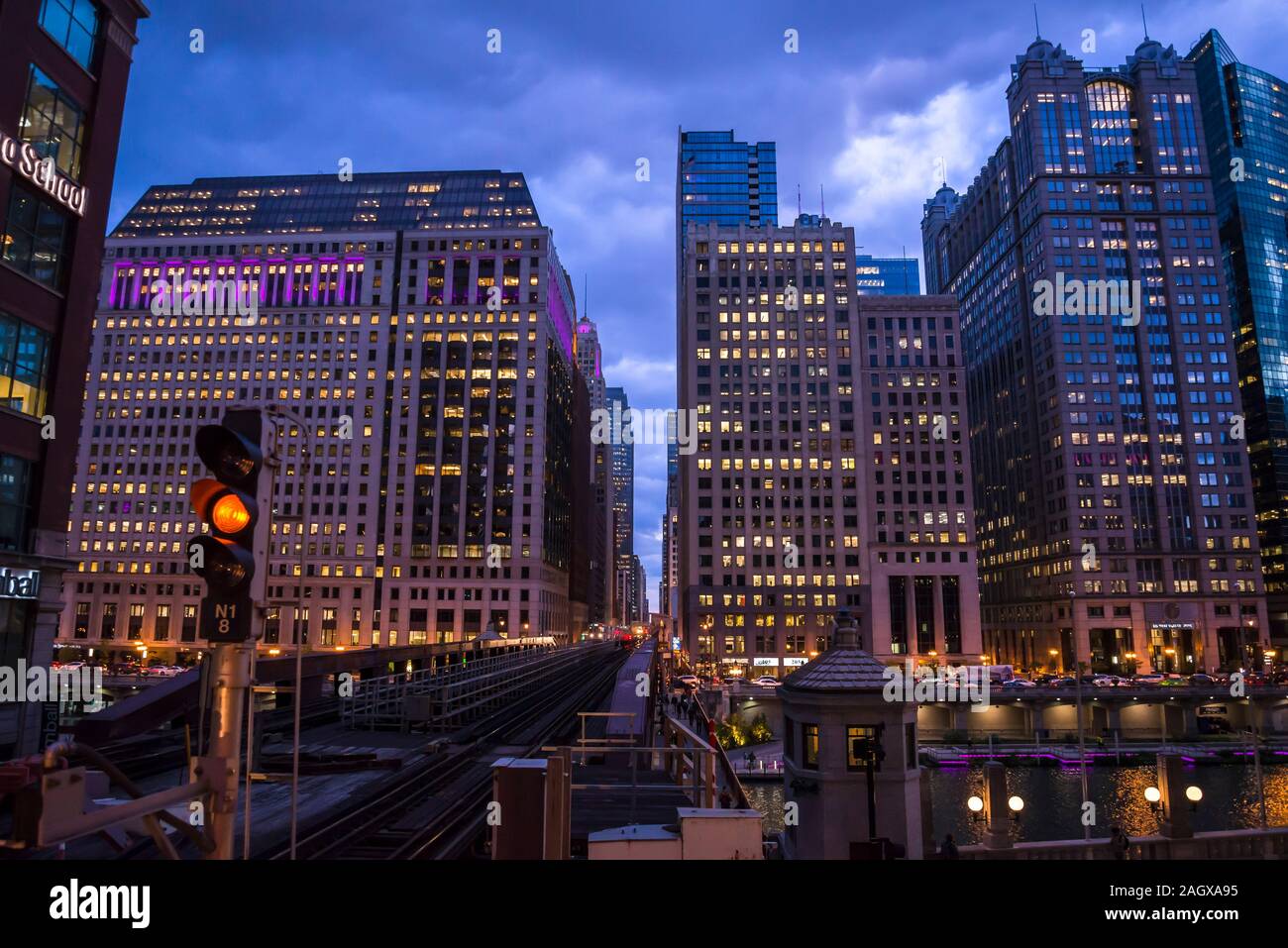 Blick auf den ikonischen Downtown Architektur von Merchandise Mart L-Bahnsteig, Chicago, Illinois, USA Stockfoto
