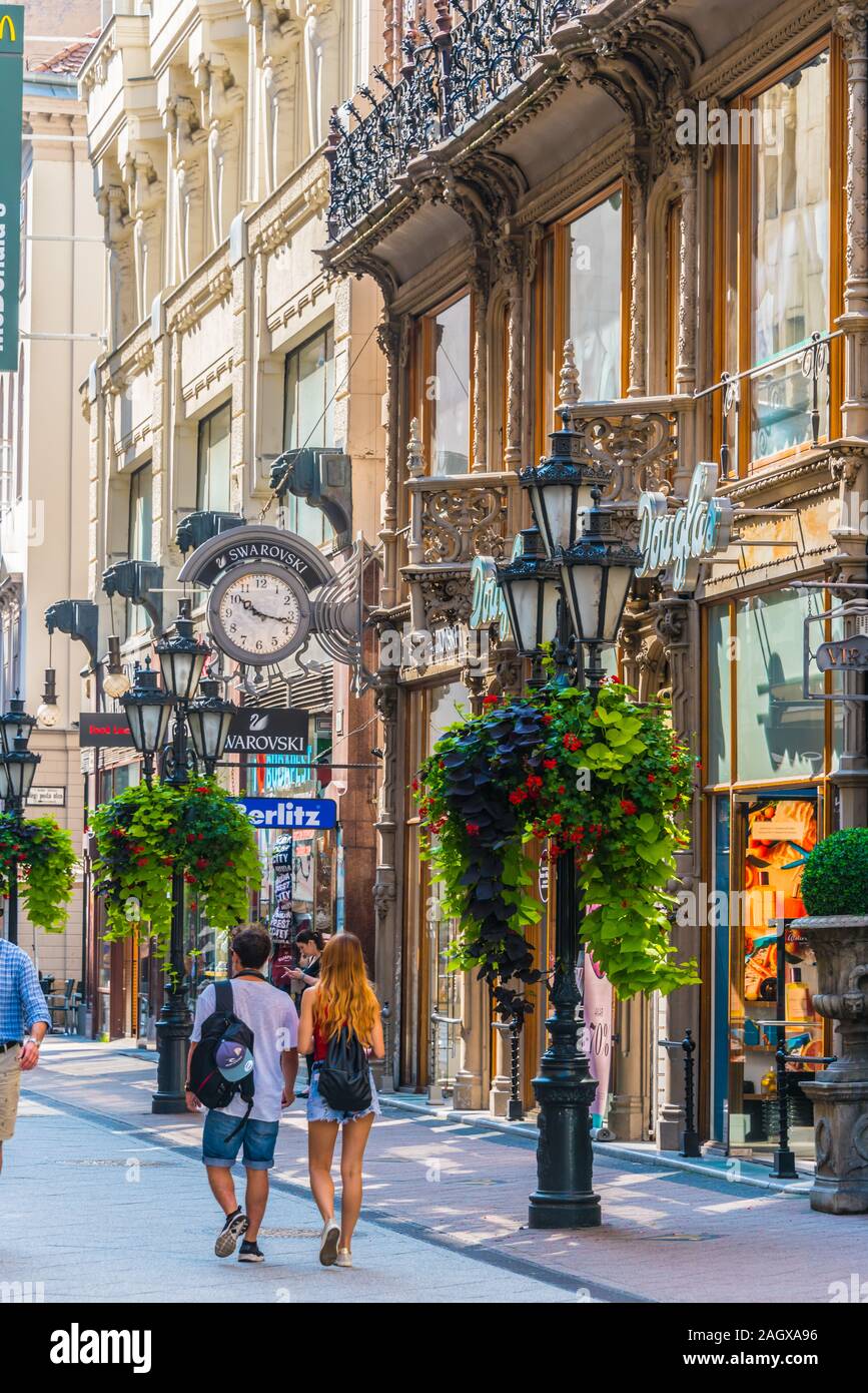 BUDAPEST, Ungarn - May 30, 2019: Berühmte Vaci Straße, der wichtigsten Einkaufsstraße in Budapest, Ungarn Stockfoto