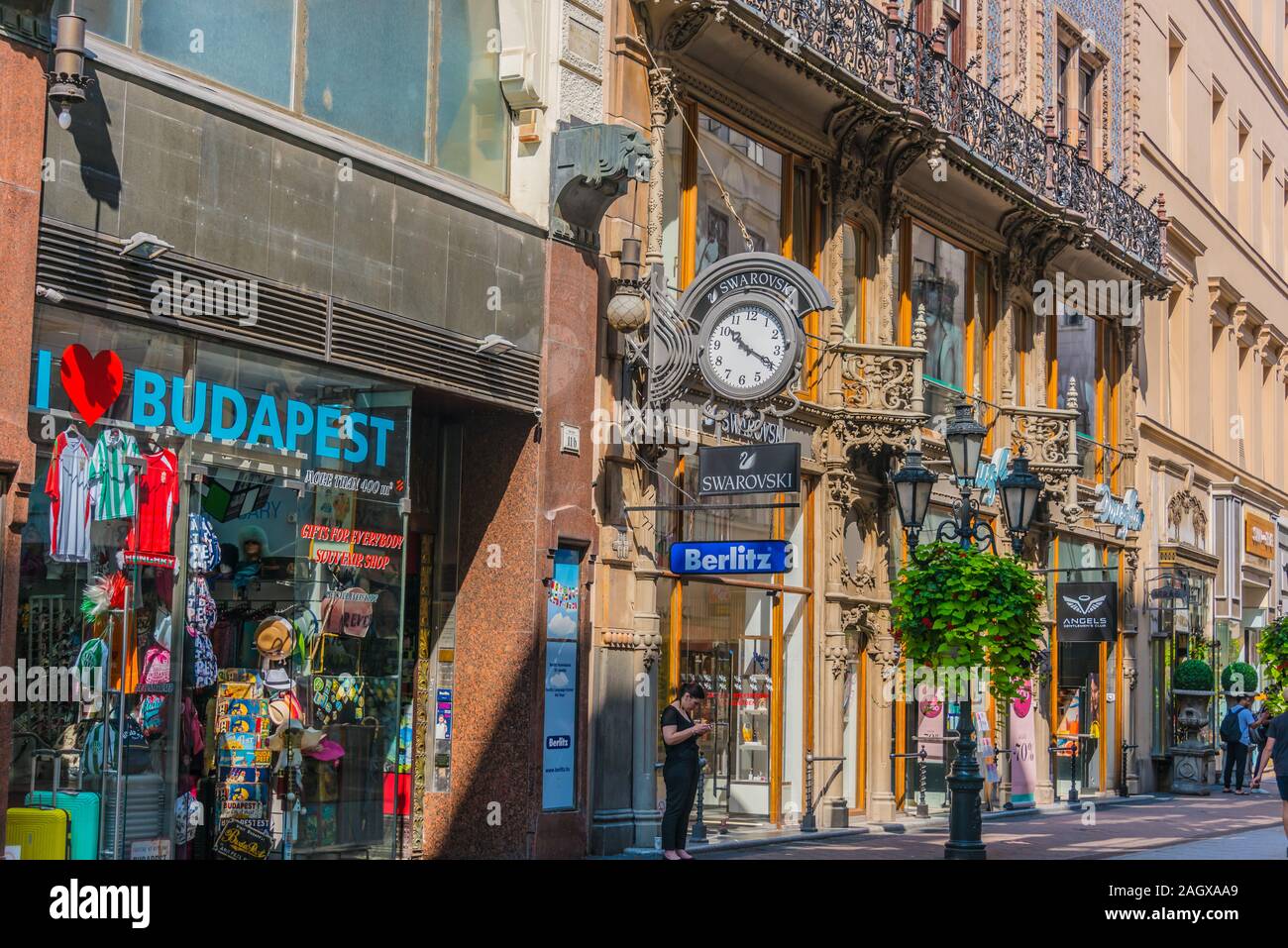 BUDAPEST, Ungarn - May 30, 2019: Berühmte Vaci Straße, der wichtigsten Einkaufsstraße in Budapest, Ungarn Stockfoto