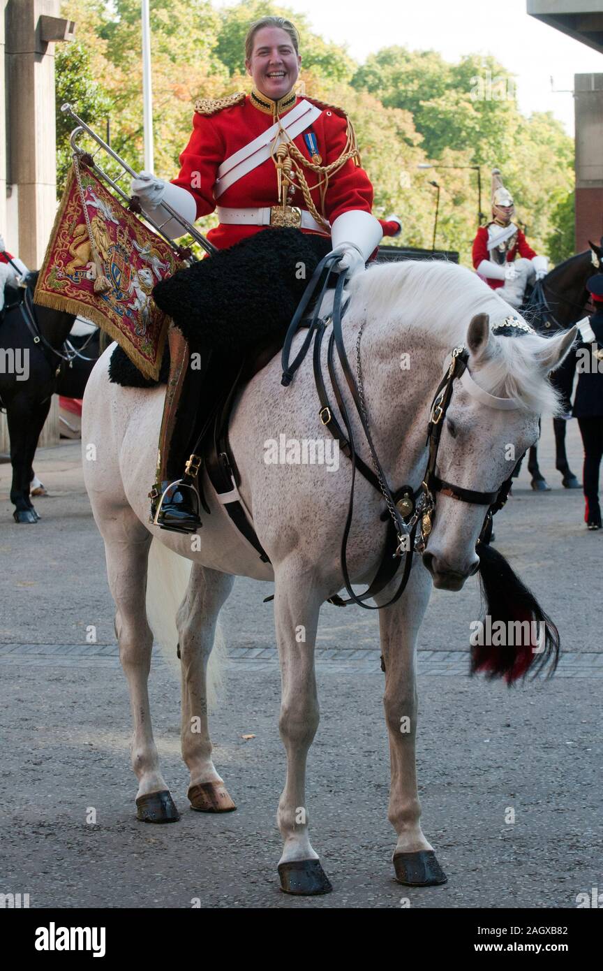 Warrant Officer 1. Klasse Esther wird die erste weibliche Kapellmeister in der Rettungsschwimmer Haushalt Division der Britischen Armee. Sie besuchte ihre 'heraus' Parade im Knightsbridge Kaserne in London, von ihren Eltern Elaine und Tom Clay und Sport Minister und ehemalige Rettungsschwimmer Offizier Hugh Robertson begleitet. Stockfoto