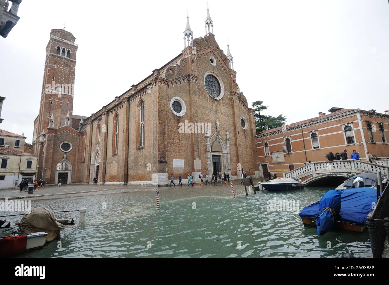 Kirche Frari in Venedig Insel während der hohen Wasser Stockfoto