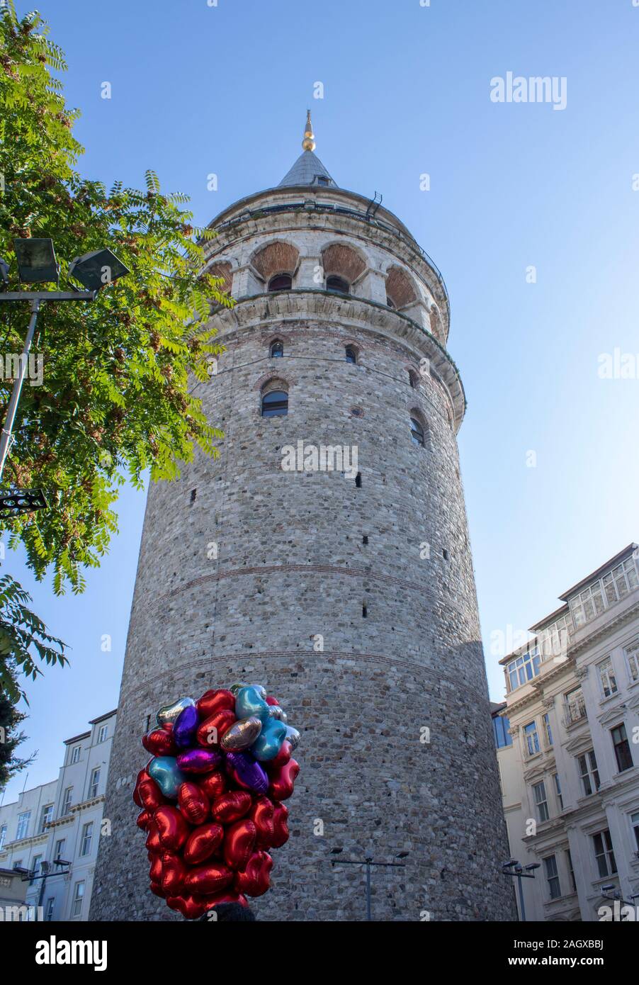 Galata-turm und bunten Ballons nur unten. Stockfoto