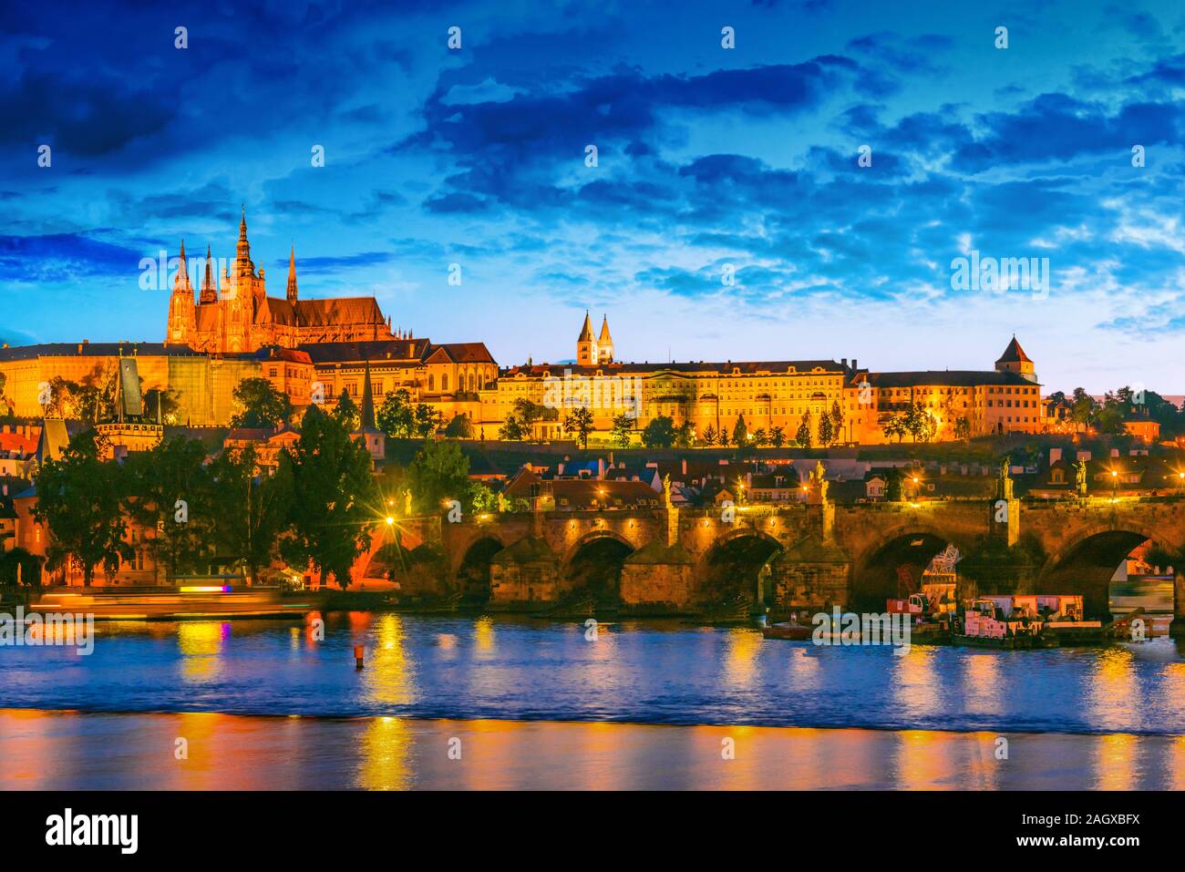 Blick auf den Hradschin in Prag mit St. Vitus Kathedrale und die Prager Burg nach Sonnenuntergang. Der Tschechischen Republik Stockfoto