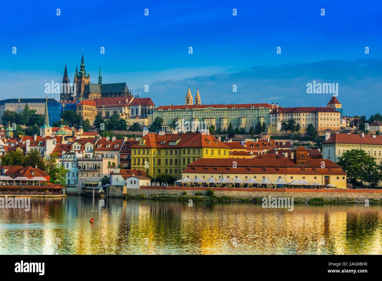 Blick auf den Hradschin in Prag mit St. Vitus Kathedrale und die Prager Burg. Der Tschechischen Republik Stockfoto
