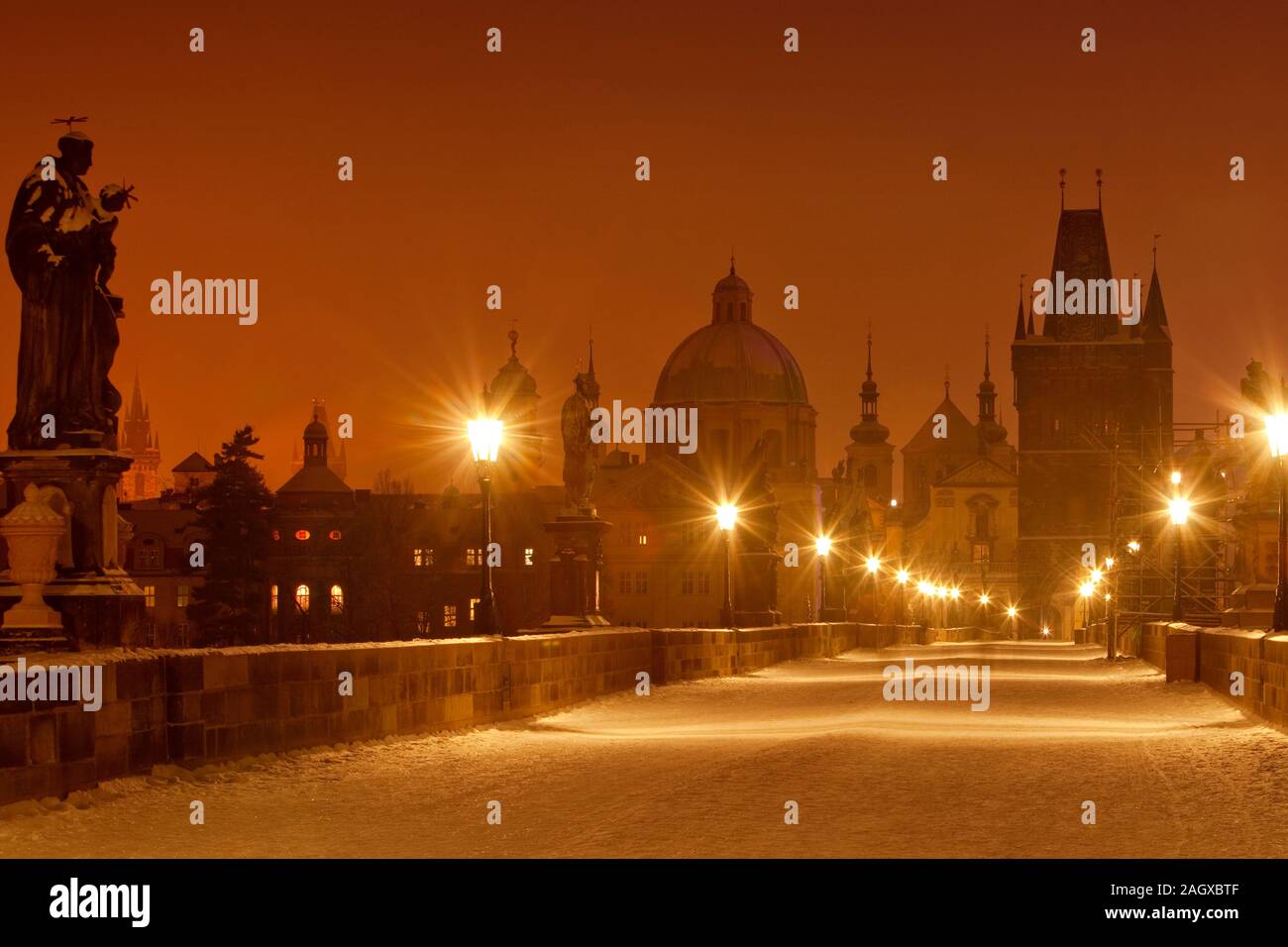 Tschechische Republik-Prag - Karlsbrücke in Wintermorgen Stockfoto