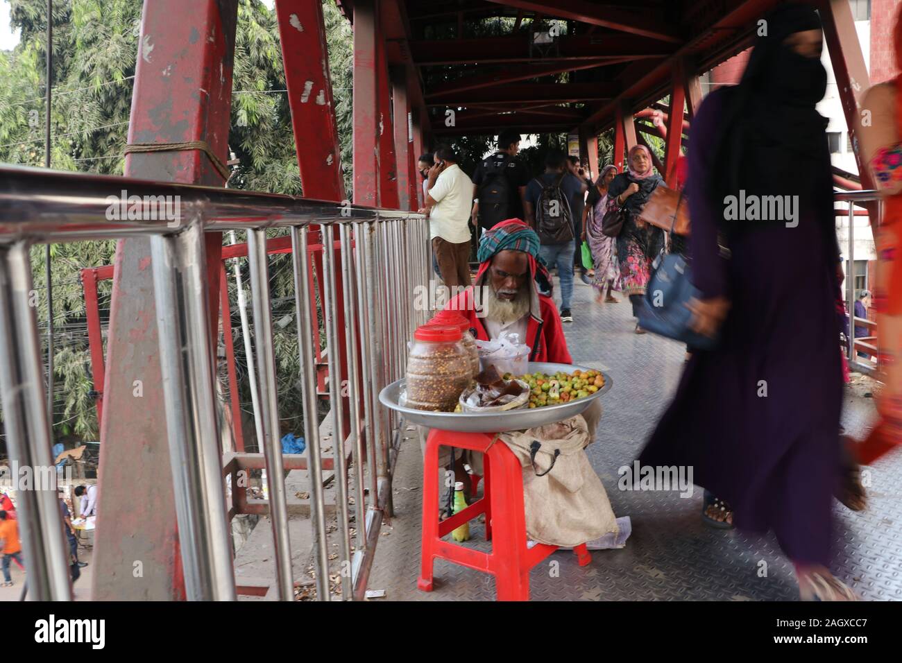 Straßenhändler 12. Dezember 2018, Mohakhali Dhaka Bangladesh. Ein Straßenhändler steht auf der Fußgängerbrücke und wartet auf seinen Kunden. Das Foto wurde mit Mohakhali Dhak aufgenommen Stockfoto