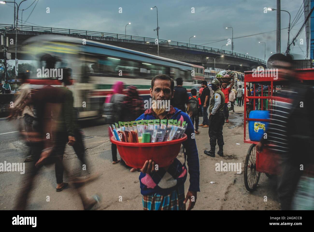 Straßenhändler 8jan2018, Mohakhali Dhaka Bangladesh. Ein Straßenhändler steht am Straßenrand und wartet auf seinen Kunden. Das Foto wurde gemacht. Mohakhali Dhaka Stockfoto