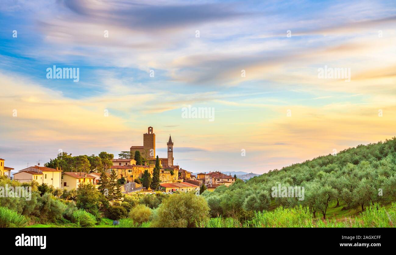 Vinci, Leonardo Geburtsort, Dorf Skyline und Olivenbäumen bei Sonnenuntergang. Florenz, Toskana Italien Europa. Stockfoto