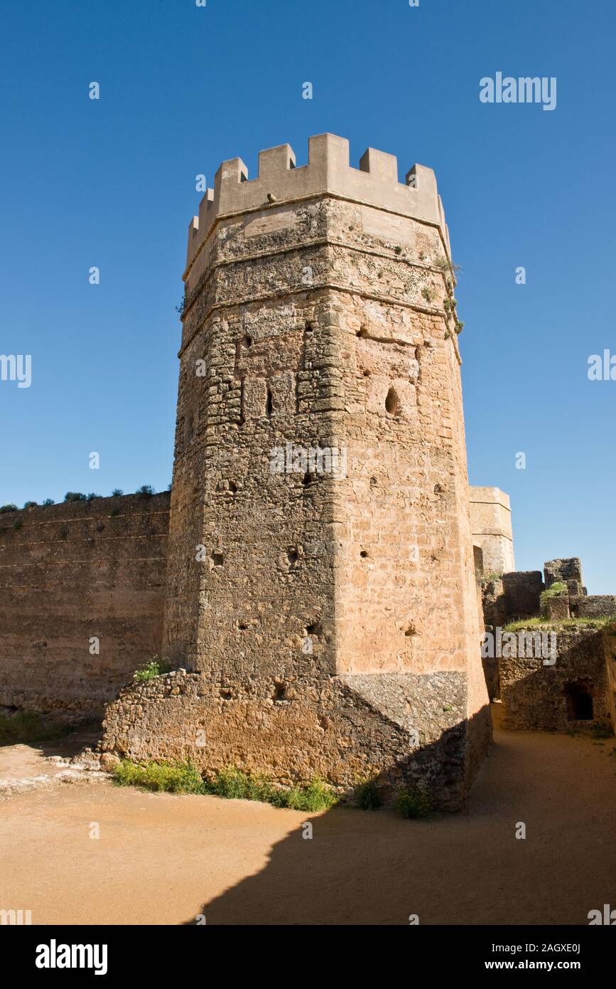 Spanisches Schloss. Sechseckiger Burgturm. Castillo de Alcalá de Guadaíra. Andalusien, Südspanien, Europa Stockfoto