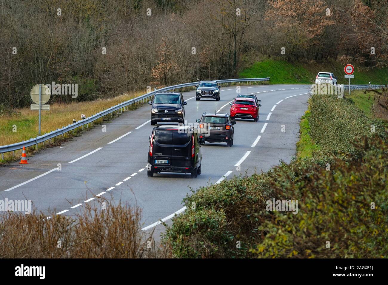Rechtsverkehr auf trockener Straße mit Schlaufe, Frankreich Stockfoto