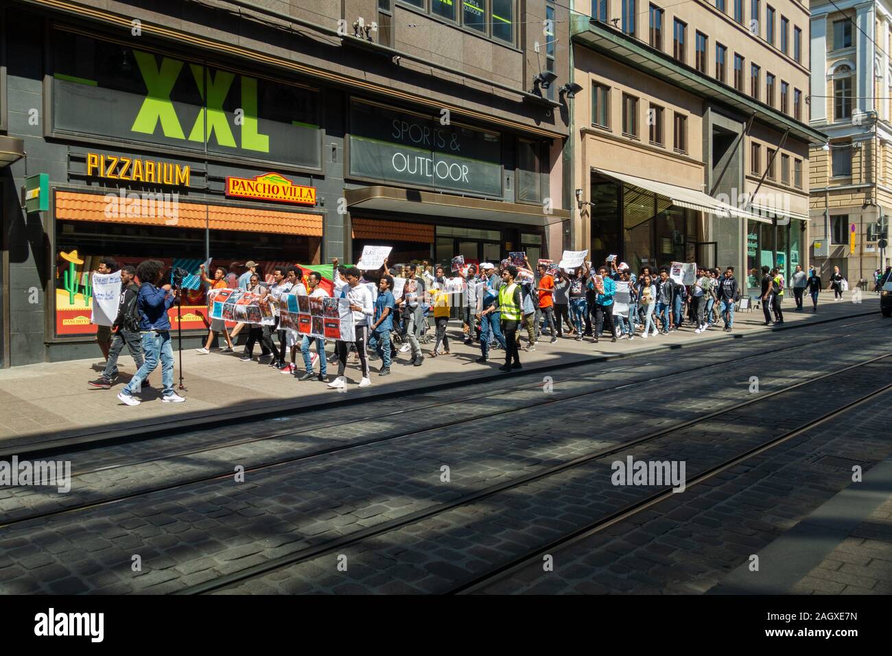 Editorial 06.19.2019 Helsinki, Finnland. Demonstrant marschieren im Sommer Stockfoto