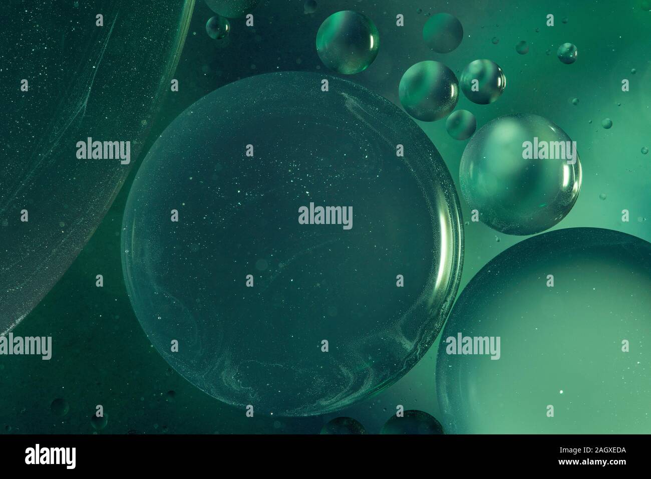 Moody's abstrakten künstlerischen Nahaufnahme Makro Foto durch Mischung von Öl und Wasser und dann wieder mit einem grünen Blitz angeleuchtet erstellt Stockfoto