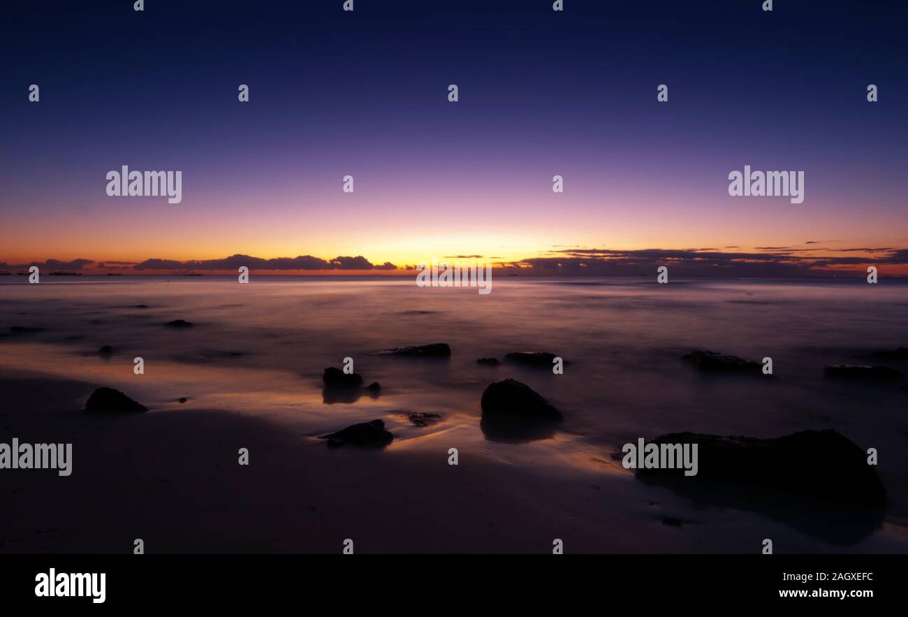 Erste Licht der Morgendämmerung an einem tropischen Strand in Mexiko. Blick auf den Strand bei Sonnenaufgang Stockfoto