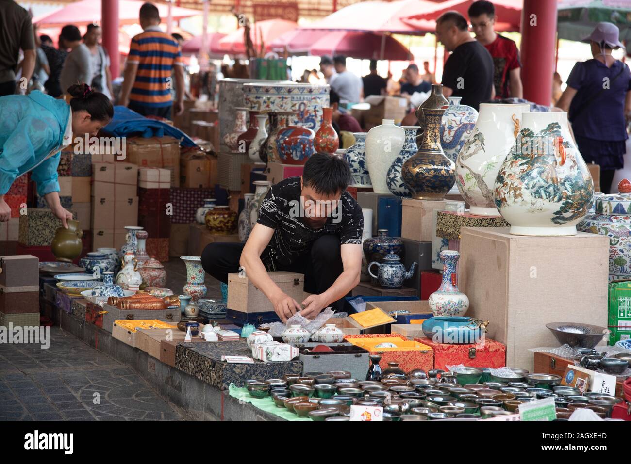 Peking, China - 10. Juni 2018: die Händler, ihre Antike und Weinlese Kunsthandwerk an der Panjiayuan flea Antiquitätenmarkt in Peking, China zu verkaufen. Stockfoto