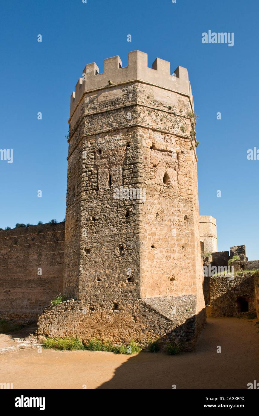 Spanisches Schloss. Sechseckiger Burgturm. Castillo de Alcalá de Guadaíra. Andalusien, Südspanien, Europa Stockfoto