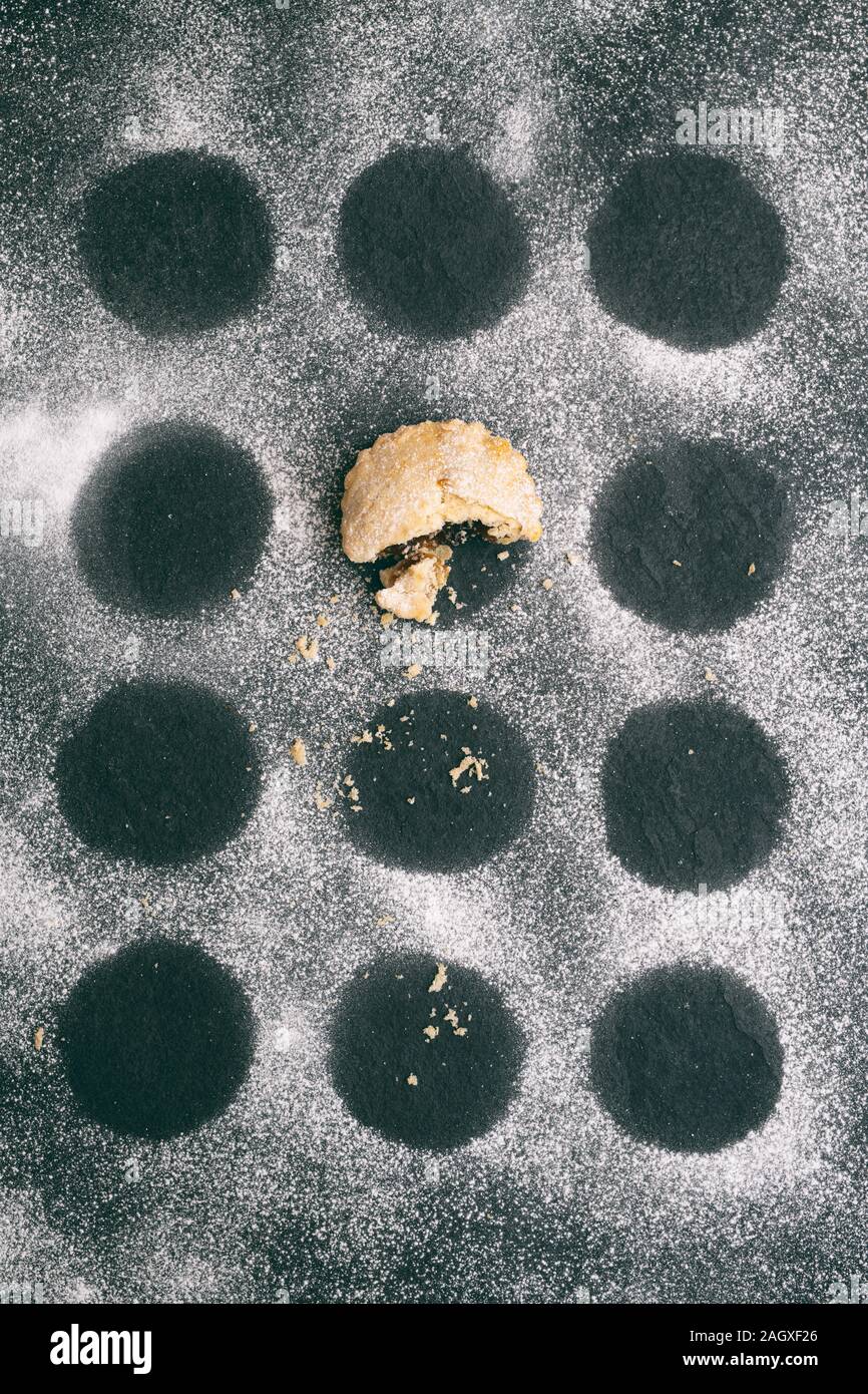 Hausgemachte Weihnachten Mince Pie und Puderzucker Muster auf einer Schiefer Hintergrund Stockfoto