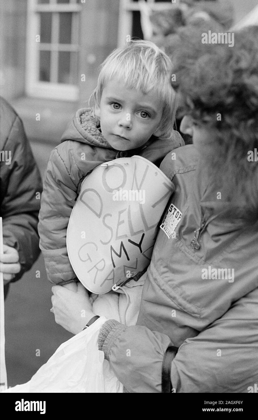 Frau mit Kind an der öffentlichen Protest gegen Rat Kürzungen und Privatisierung der öffentlichen Dienste (z. B. Altenheime) während der Tagung des Rates mit Eric Pickles. Bradford, 1989. Stockfoto