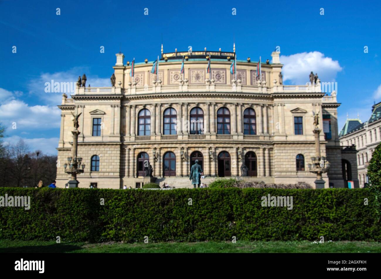 Das Rudolfinum ist ein im Stil der Neorenaissance errichtetes Konzert- und Galeriegebaeude am rechten Ufer der Moldau in der Prager Altstadt. Stockfoto