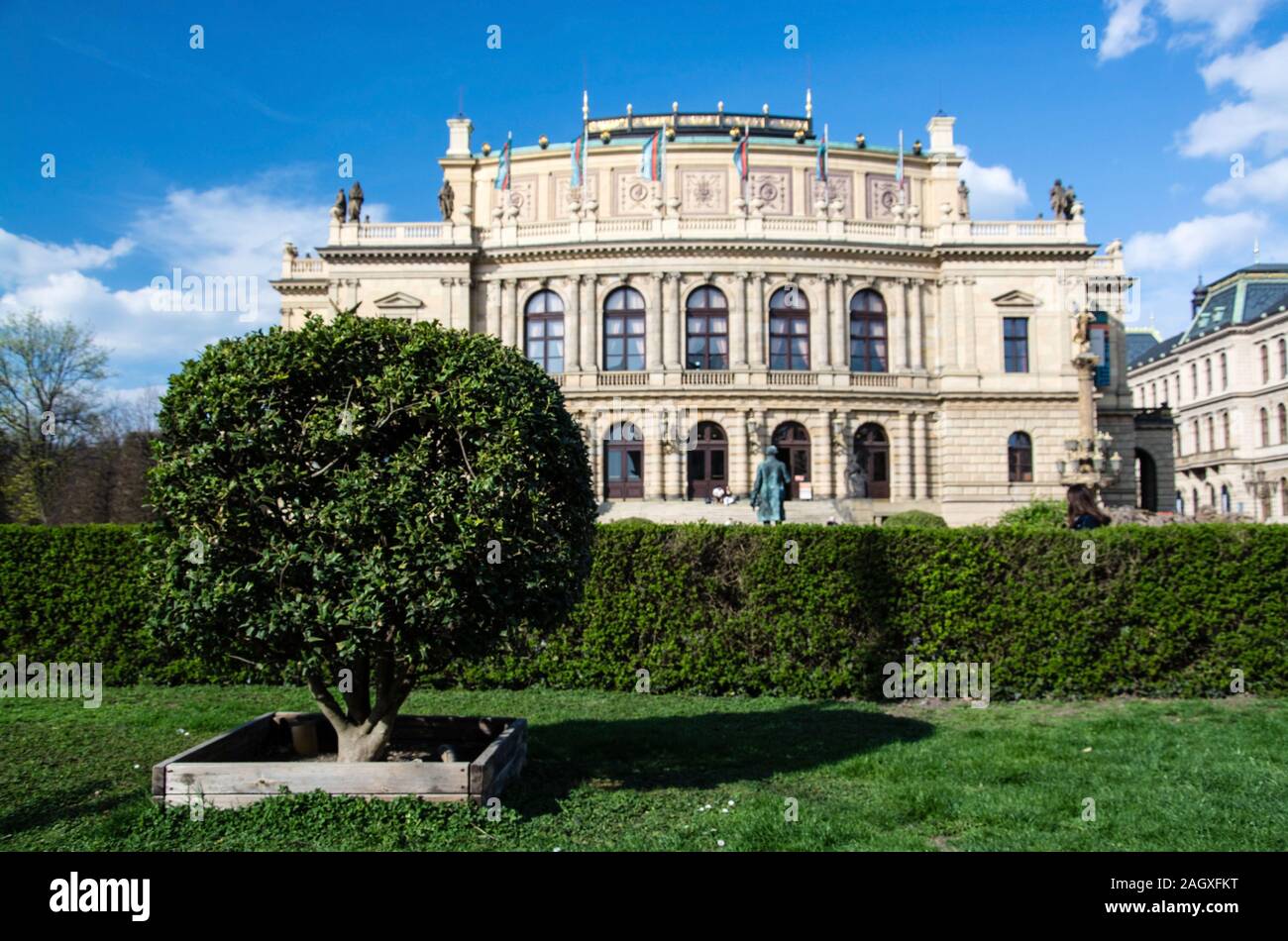 Das Rudolfinum ist ein im Stil der Neorenaissance errichtetes Konzert- und Galeriegebaeude am rechten Ufer der Moldau in der Prager Altstadt. Stockfoto