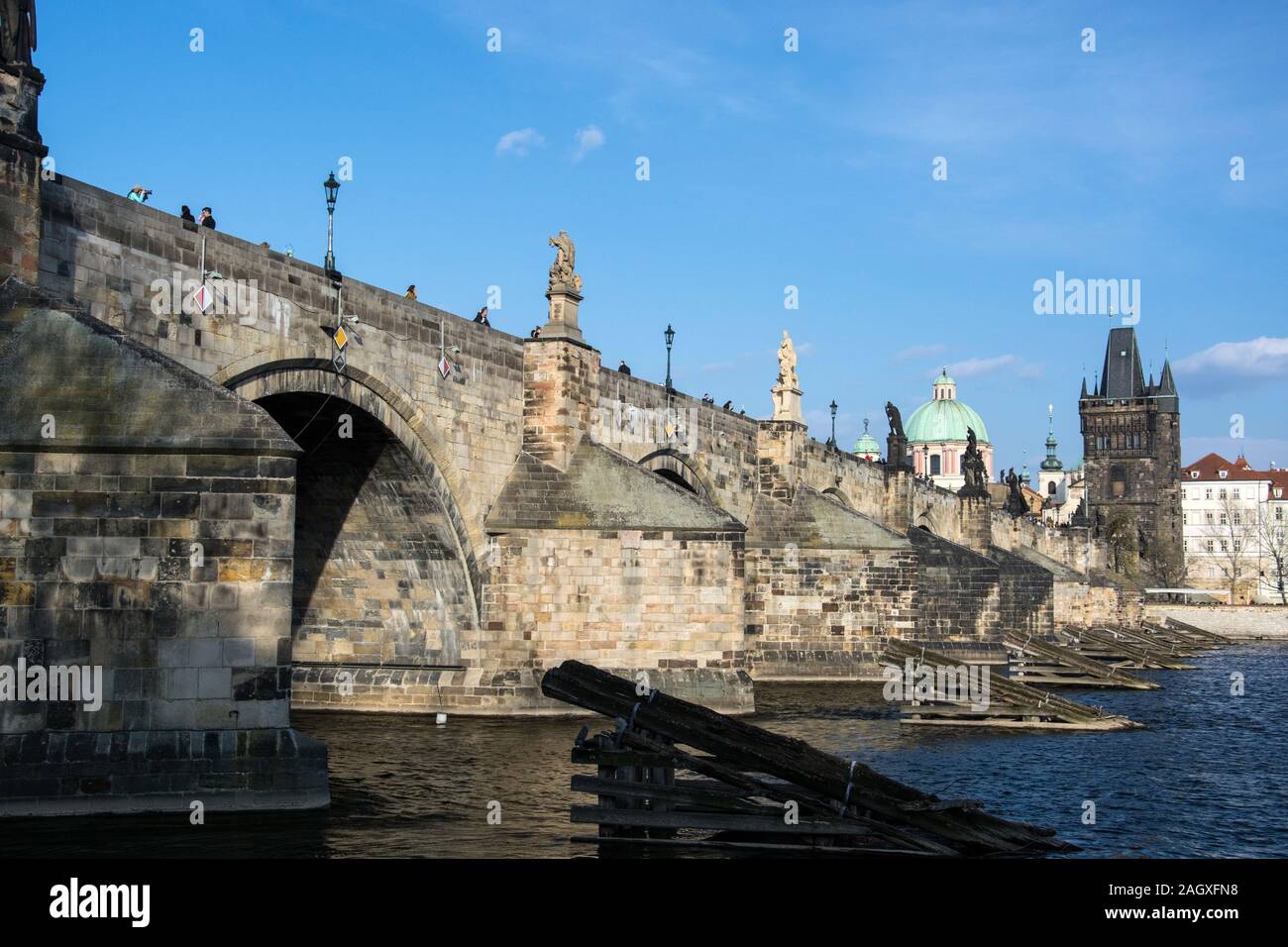 Die Karlsbrücke ist eine im 14. Jahrhundert errichtete, historisch bedeutsame Brücke über die Moldau in Prag, sterben sterben die Altstadt mit der Kleinseite verb Stockfoto