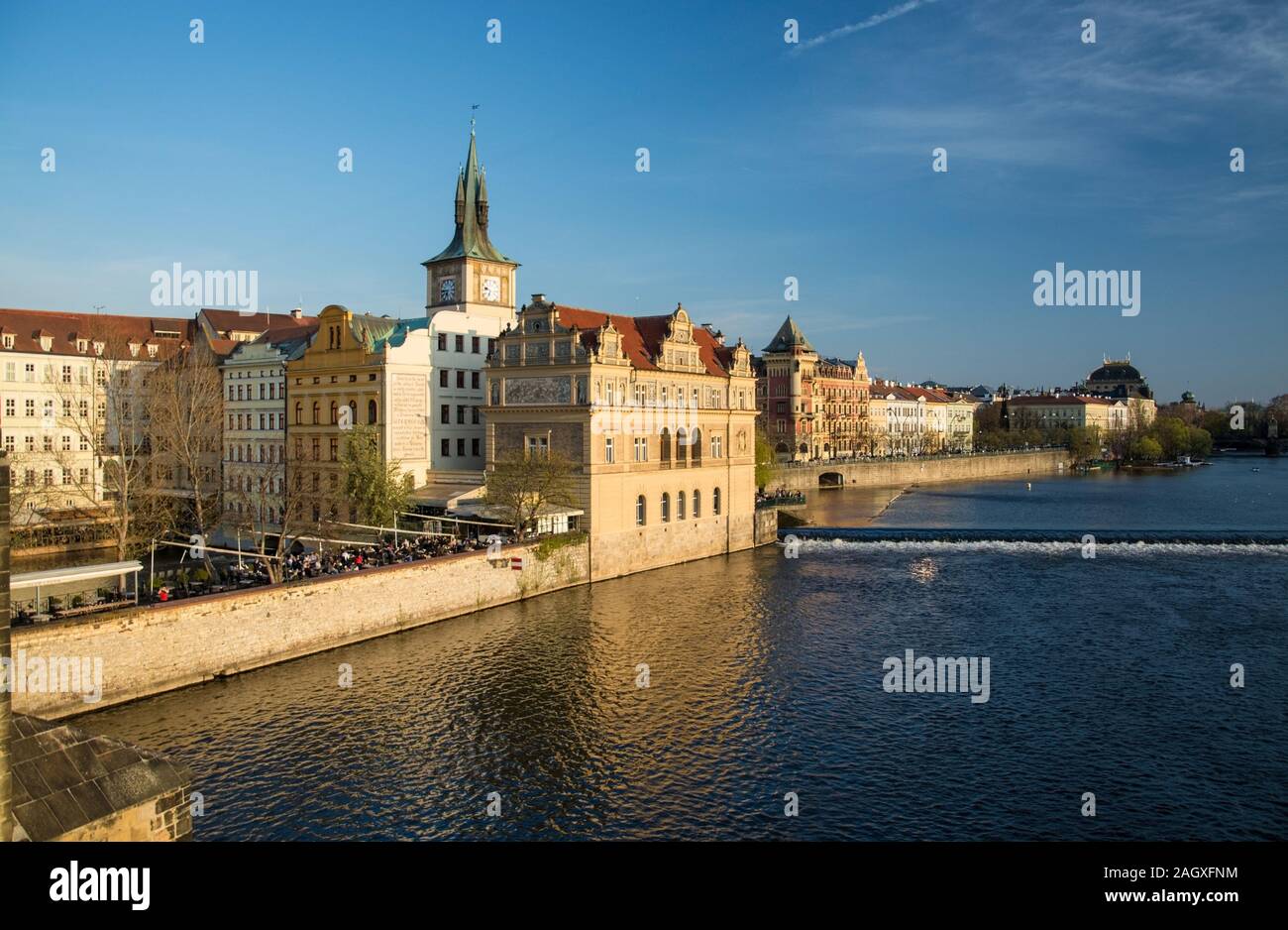 Prag ist die Hauptstadt der Tschechischen Republik und balatonfüred an der Moldau. Die tadt der hundert Türme" ist bekannt für den Altstaedter Ring mit bun Sterben Stockfoto