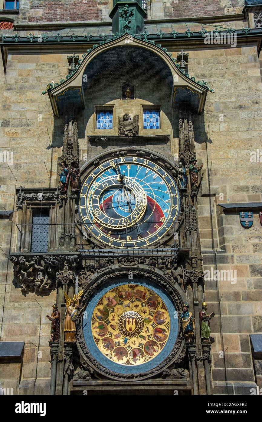 Die Prager Rathausuhr, auch Aposteluhr oder altstaedter Astronomische Uhr ist eine weltweit bekannte astronomische Uhr aus dem Jahr 1410, die sich in Stockfoto