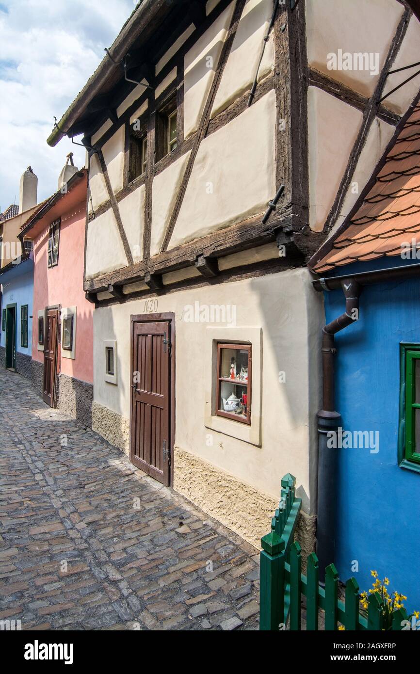 Das Goldene Gaesschen, auch Alchimistengasse oder Goldmachergasse genannt, ist eine Gasse an der Innenmauer der Prager Burg und Touristenmagnet vo Stockfoto