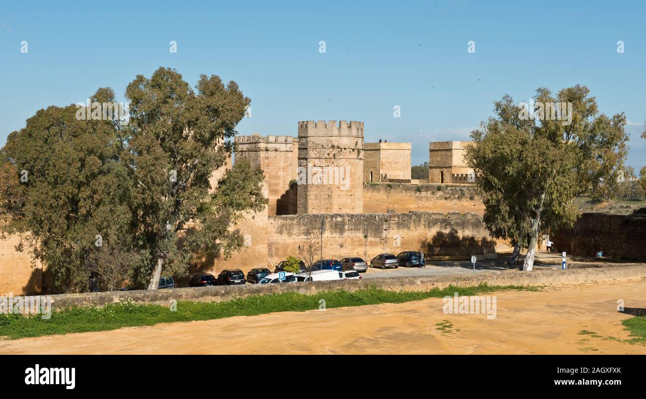 Spanischer Burgturm und Wände. Castillo de Alcalá de Guadaíra. Andalusien, Südspanien, Europa Stockfoto