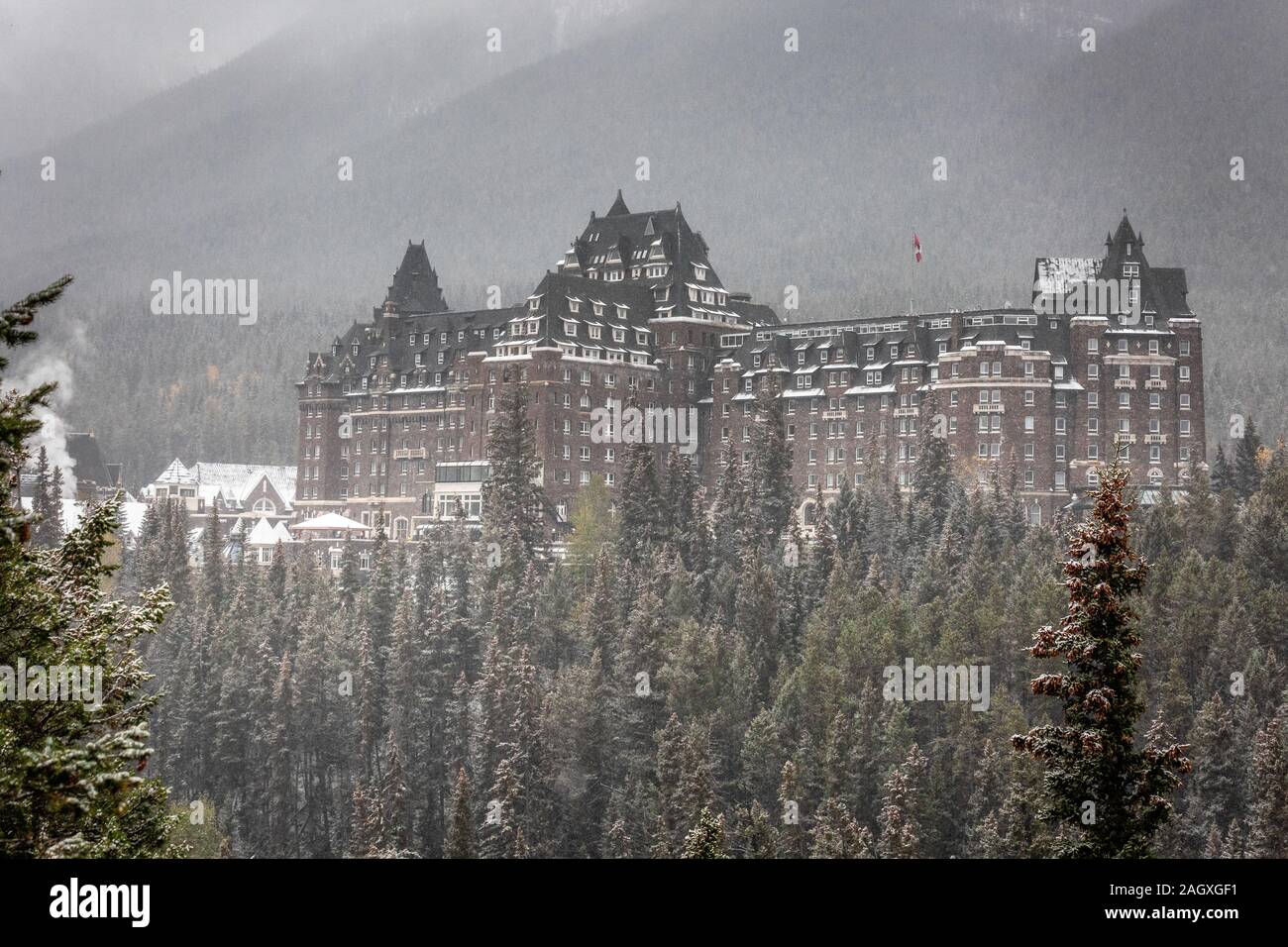 Banff - Oktober 01, 2018: Fairmont Banff Springs unter schweren Schnee in der Nähe von Banff, Kanada. Stockfoto