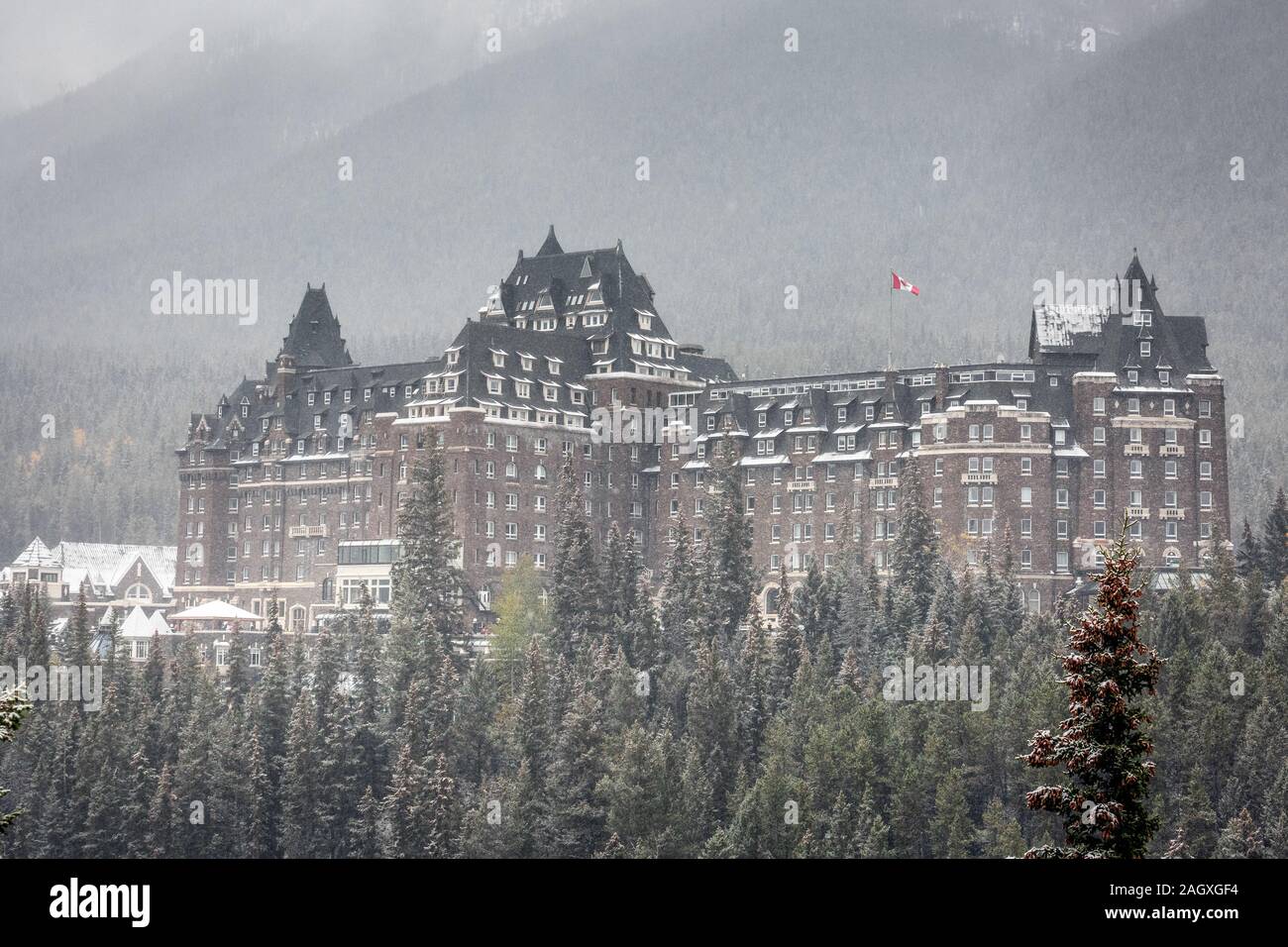 Banff - Oktober 01, 2018: Fairmont Banff Springs unter schweren Schnee in der Nähe von Banff, Kanada. Stockfoto