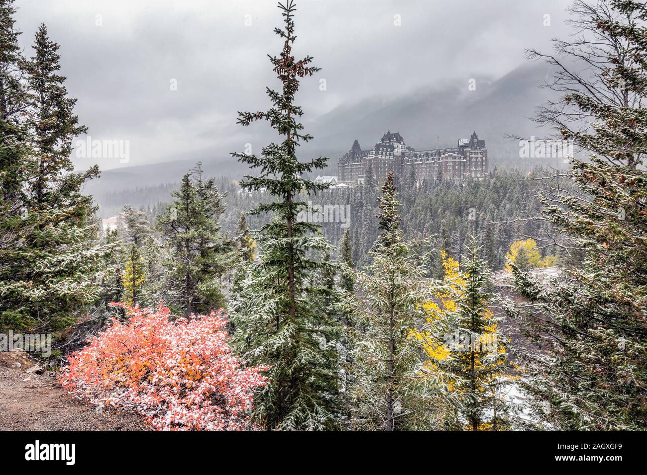 Banff - Oktober 01, 2018: Fairmont Banff Springs unter schweren Schnee in der Nähe von Banff, Kanada. Stockfoto