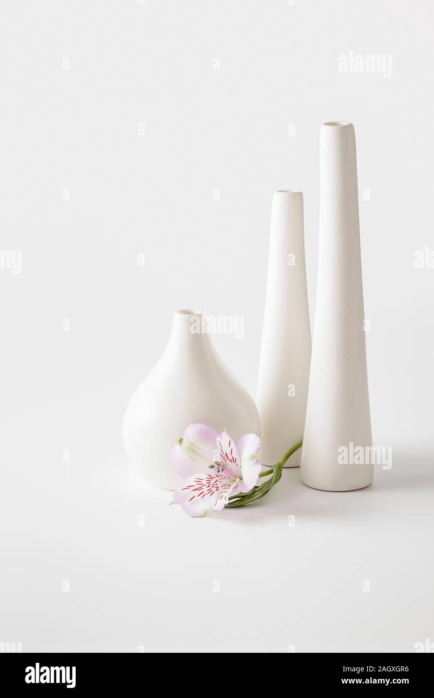 Drei weisse Vasen auf weißem Hintergrund Stockfoto