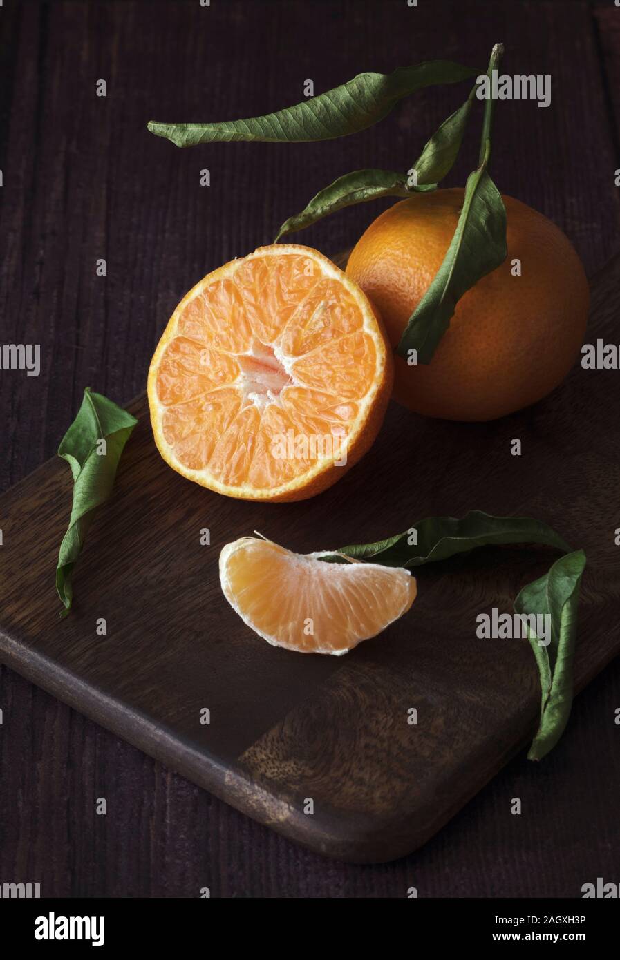 Mandarinen auf dunklem Hintergrund Stockfoto