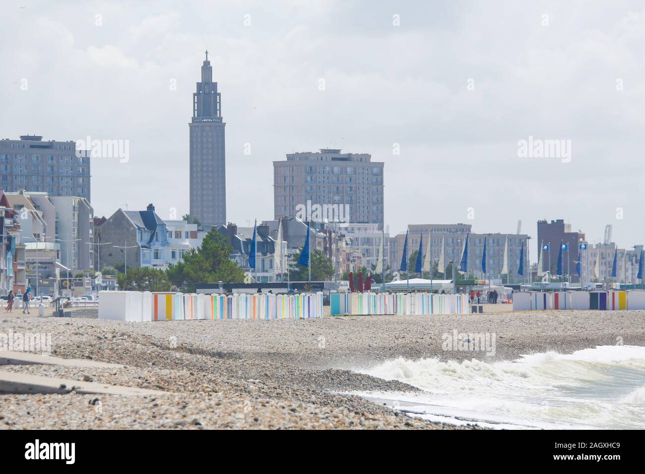 Skyline mit dem berühmten Glockenturm der St. Joseph Kirche in Le Havre, Seine-Maritime, Normandie, Frankreich, an der Nordsee Stockfoto