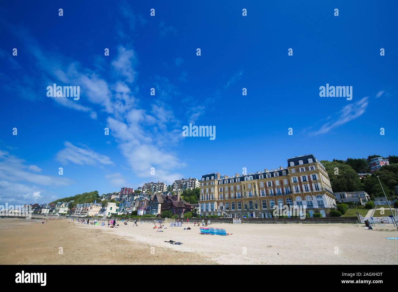 Der Strand von Trouville-Sur-Mer, Calvados, Normandie, einer berühmten Touristenattraktion in Nordfrankreich. Stockfoto