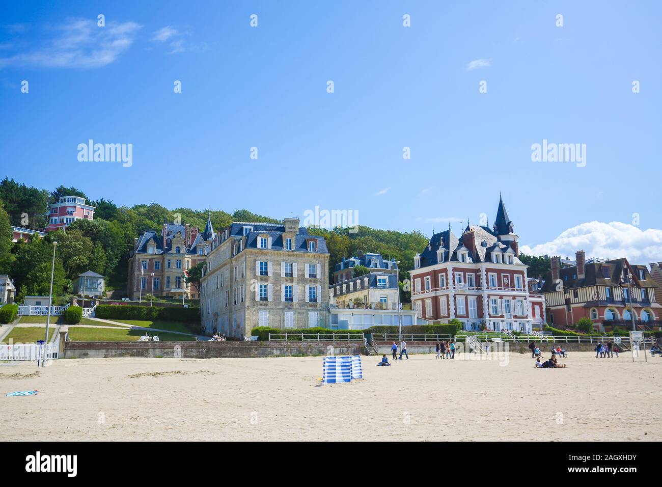 Der Strand von Trouville-Sur-Mer, Calvados, Normandie, einer berühmten Touristenattraktion in Nordfrankreich. Stockfoto