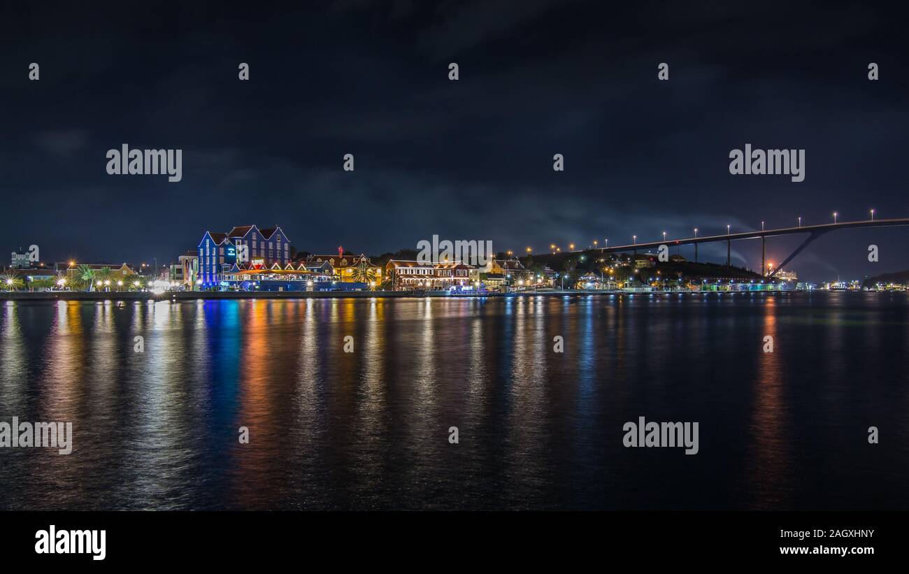 Schöner Panoramablick auf die berühmte Skyline von Willemstad, Hauptstadt der karibischen Insel Curacao bei Nacht Stockfoto