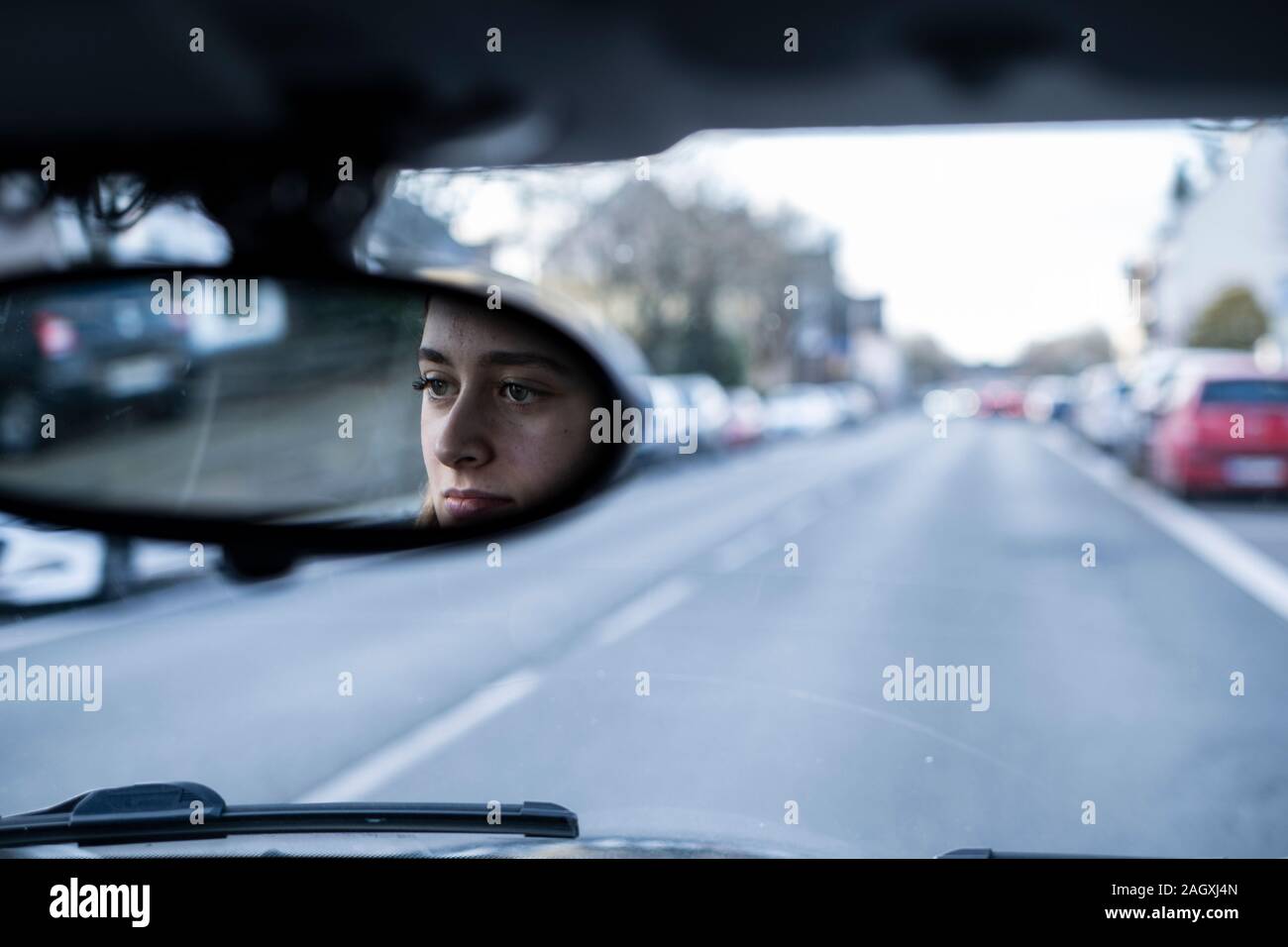 Weibliche Fahranfänger in einem Mini Auto in Deutschland. Stockfoto