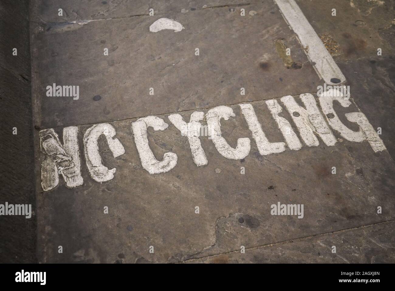 Kein Fahrrad fahren auf Asphalt der Fußgängerzone Bahn Tunnel geschrieben. Stockfoto