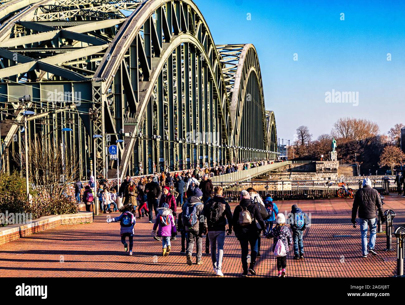 Köln, Deutschland - Dezember 13, 2018: Burg Hohenzollern Eisenbahn- und Fußgängerbrücke in Köln - zu Fuß und mit dem Zug über den Rhein. Stockfoto