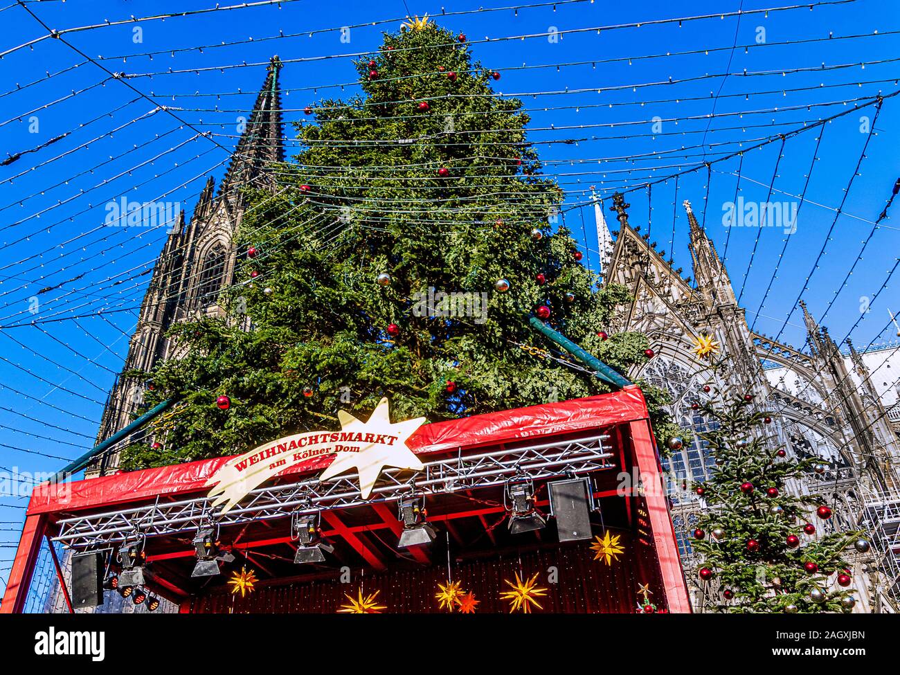 Festliche Weihnachtsmarkt am Kölner Dom, Deutschland Stockfoto
