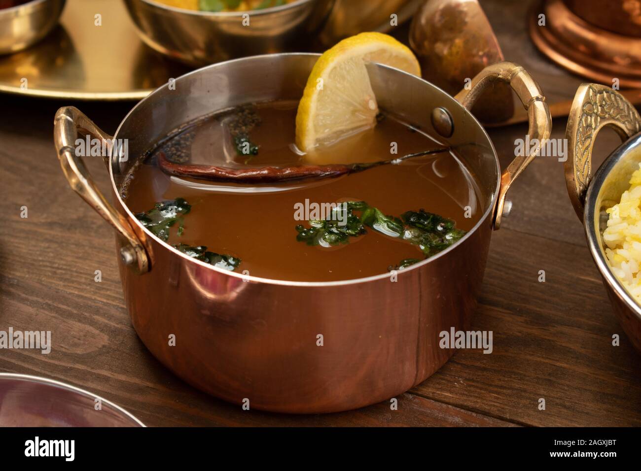 Indische Zitrone rasam Suppe serviert in Kupfer pot Stockfoto
