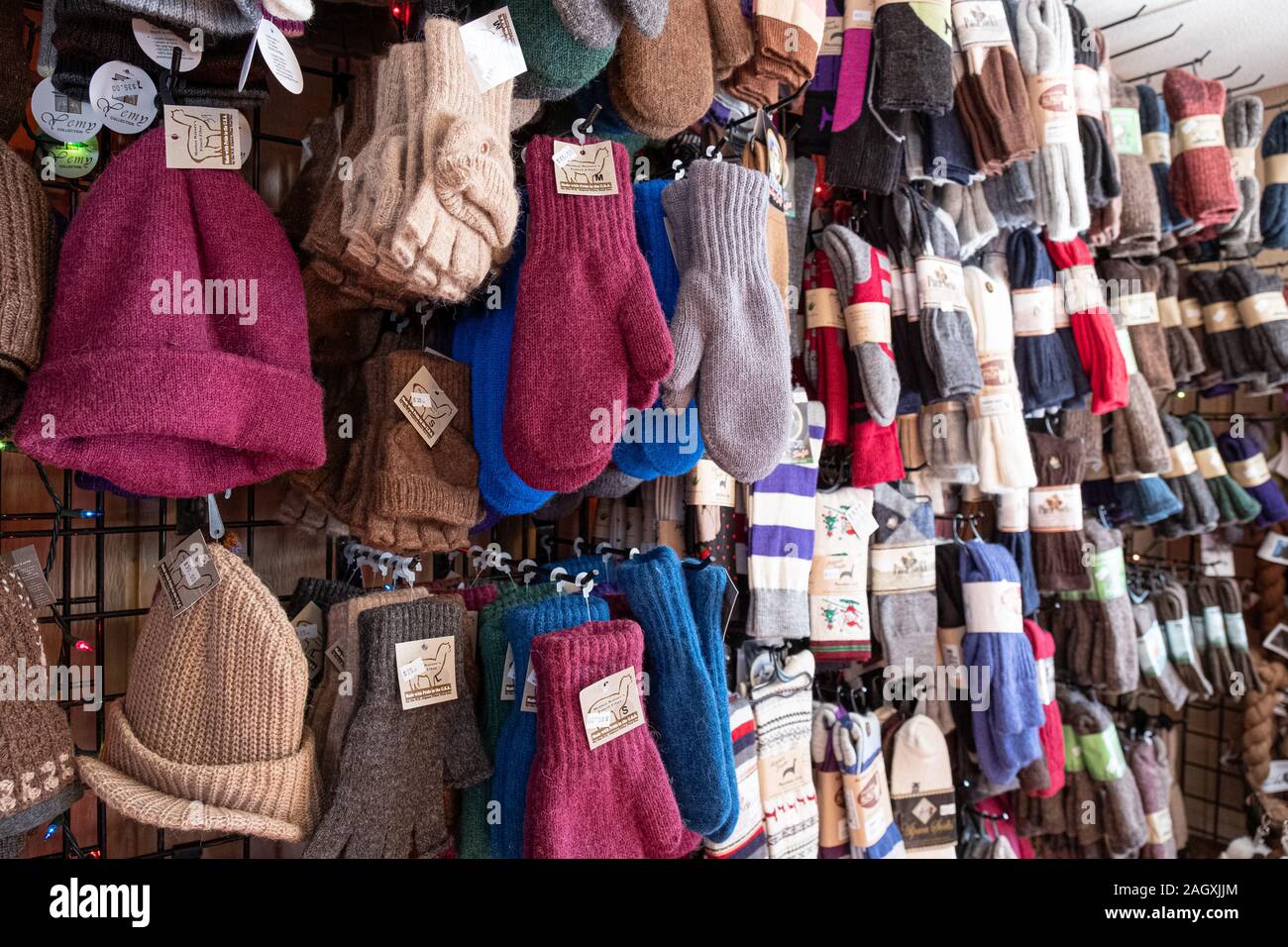 Strickmützen, Fäustlinge und Handschuhe - aus Alpaka-Fleece für Weihnachten Stockfoto