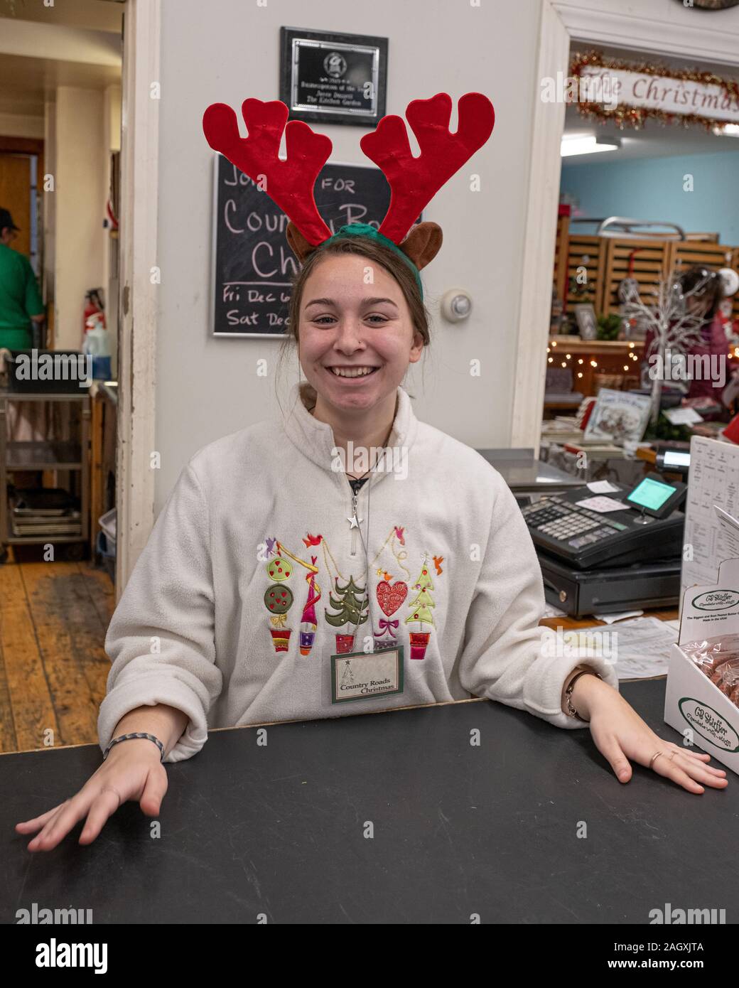 Mitarbeiter in einem Geschäft in der Weihnachtszeit Stockfoto