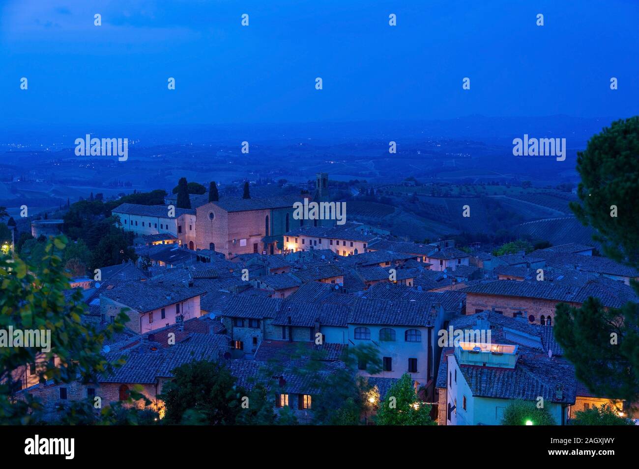 San Gimignano ist eine italienische Kleinstadt in der Provinz Siena, Toskana, mit einem mittelalterlichen Stadtkern und wird auch "Mittelalterliches M Stockfoto
