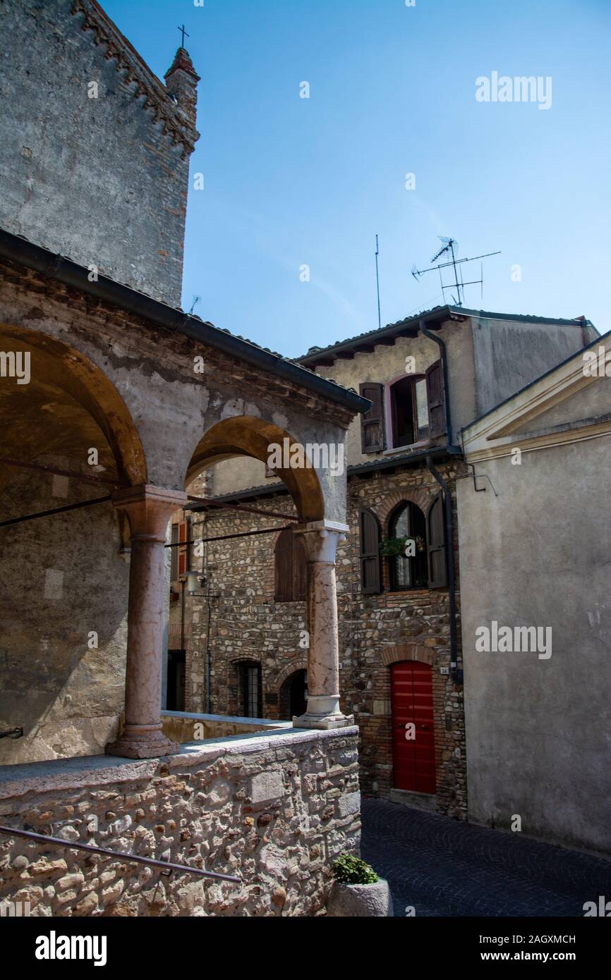 Sirmione ist eine Stadt in der Provinz Brescia in der Lombardei. Es hat ein historisches Zentrum, das auf der Halbinsel Sirmium, teilt die untere befindet. Stockfoto