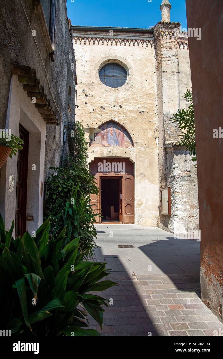 Sirmione ist eine Stadt in der Provinz Brescia in der Lombardei. Es hat ein historisches Zentrum, das auf der Halbinsel Sirmium, teilt die untere befindet. Stockfoto