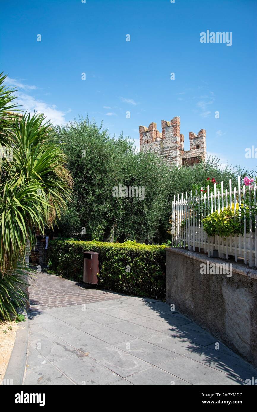 Sirmione ist eine Stadt in der Provinz Brescia in der Lombardei. Es hat ein historisches Zentrum, das auf der Halbinsel Sirmium, teilt die untere befindet. Stockfoto